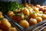 Eine Portion Bratkartoffeln in einer Aufbewahrungsbox aus Glas