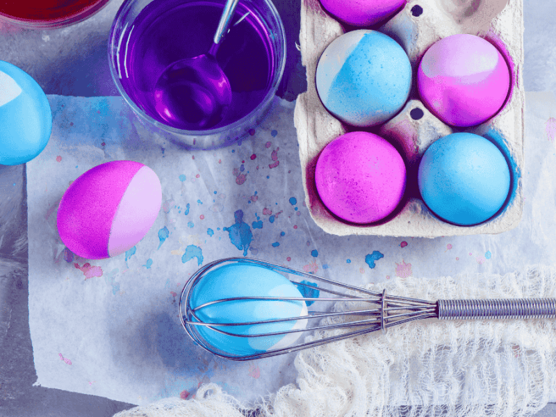 bunte eier färben mit schneebesen