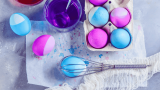 bunte eier färben mit schneebesen