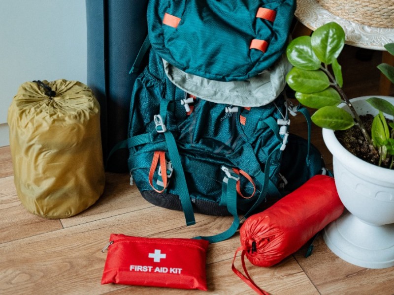 ein Rucksack und Camping-Ausrüstung