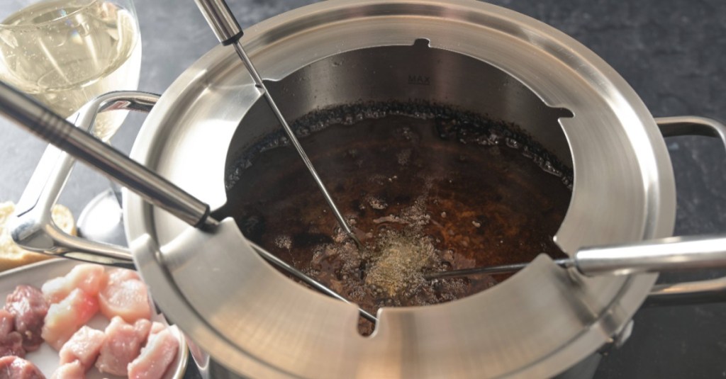 Fonduetopf reinigen: ein brutzelndes Fettfondue
