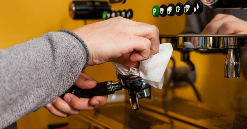 Siebträgermaschine mit einem Tuch reinigen