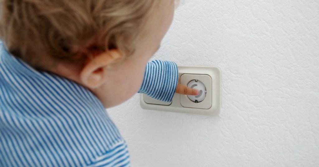 Steckdosenschutz, um Wohnung kindersicher zu machen