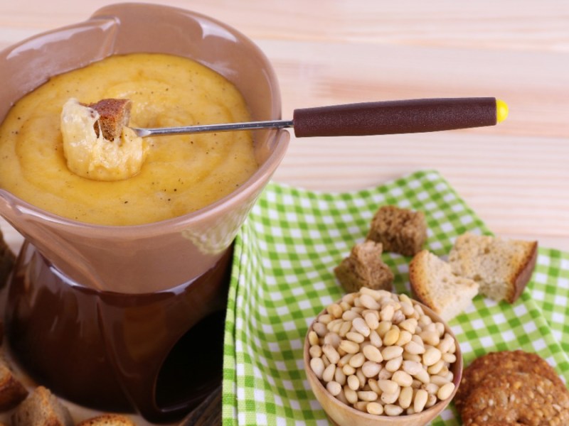 Käsefondue mit Baguette