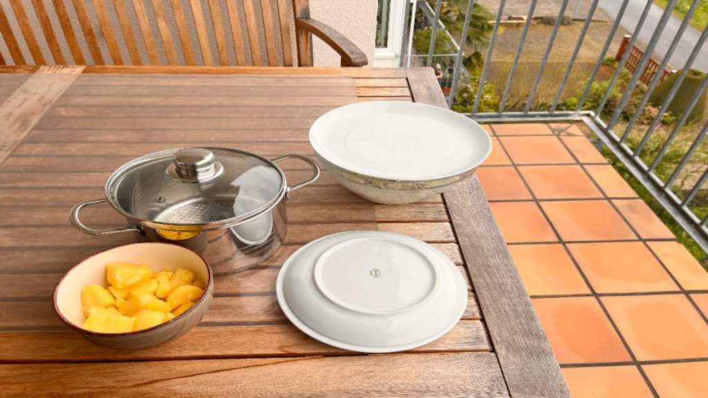 Gekochtes Essen auf einem Balkon.