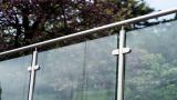 Ein Glasgeländer auf einem Balkon.