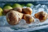 Gefrorener Ingwer liegt im Tiefkühlfach