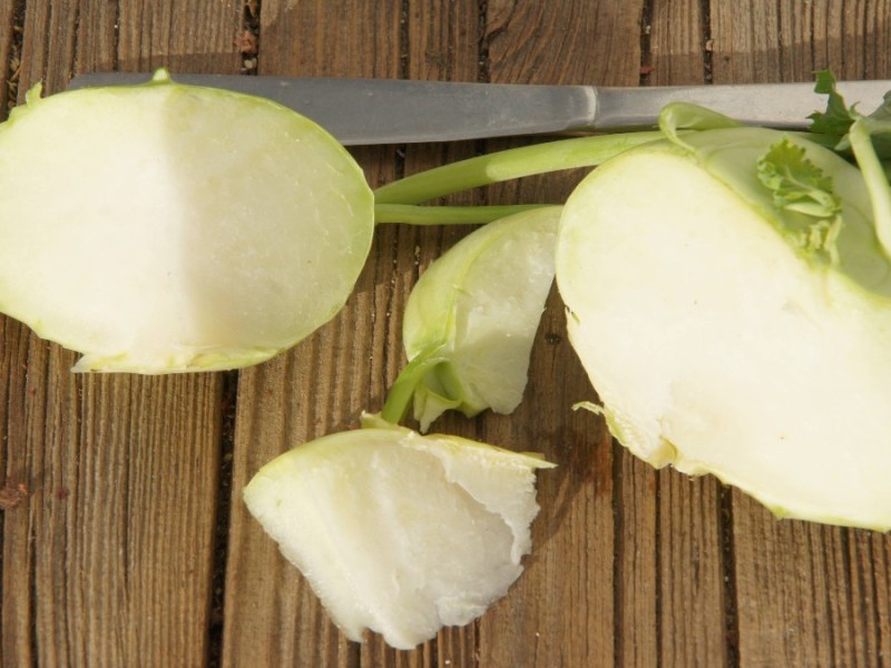 Kohlrabi wird geschnitten.