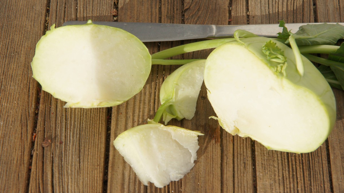 Kohlrabi wird geschnitten.