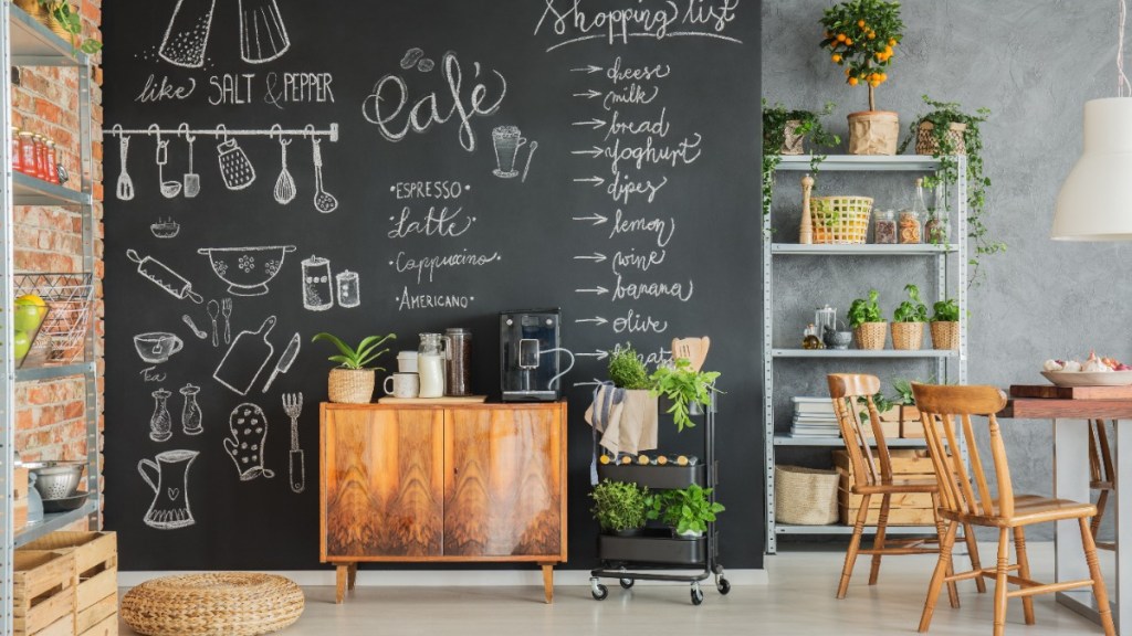 eine Wand in der Küche ist mit Tafelfarbe bemalt und mit Kreide beschrieben