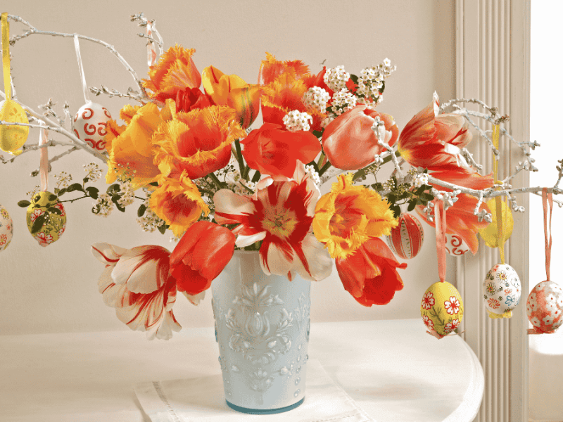 Osterblumen, Tulpen in der Vase mit Ostereiern geschmückt