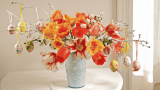 Osterblumen, Tulpen in der Vase mit Ostereiern geschmückt