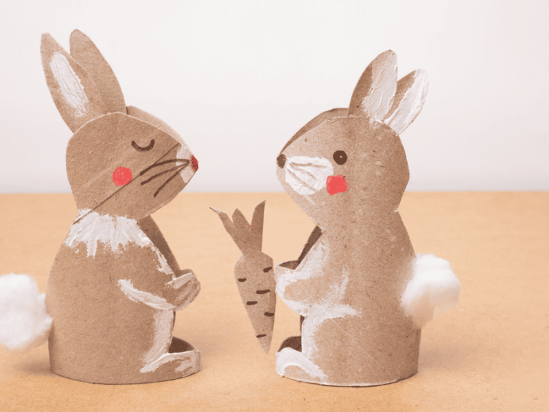 osterdeko basteln einfach, Osterhase aus Klopapierrolle