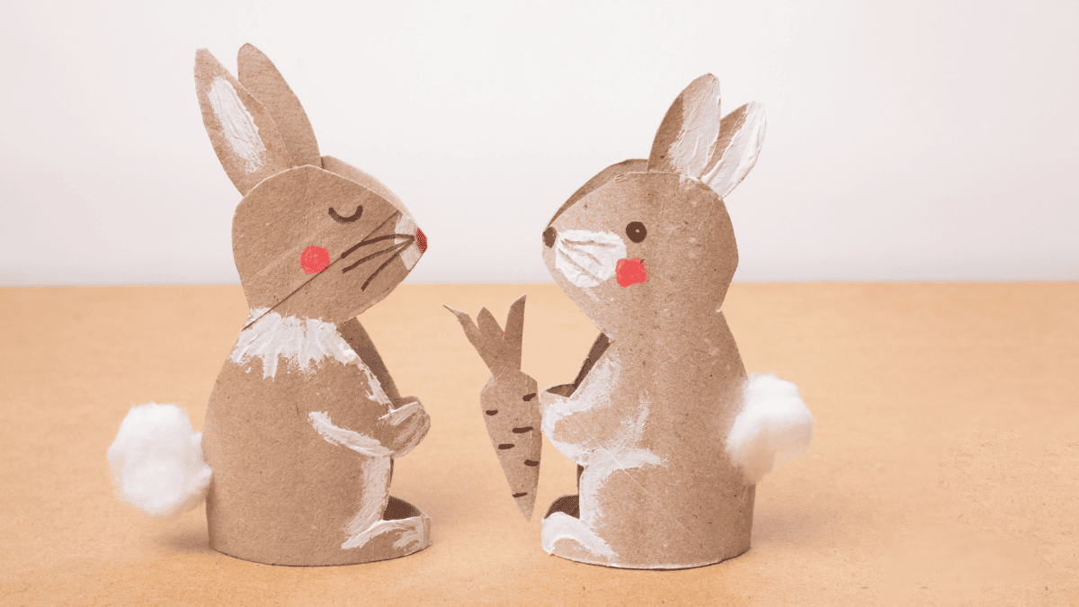 osterdeko basteln einfach, Osterhase aus Klopapierrolle