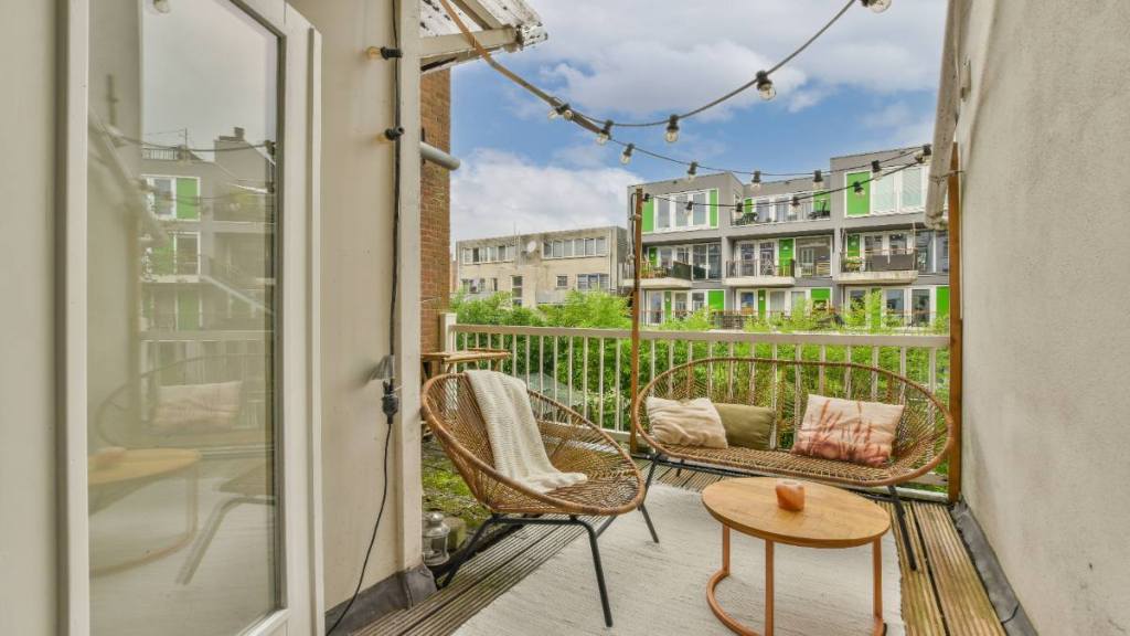 Ein Outdoorteppich auf einem Balkon.