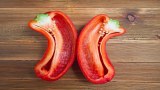 Eine aufgeschnittene Paprika.