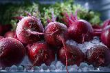Gefrorene rote Beete im Tiefkühlfach.