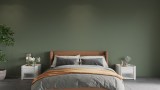 Ein minimalistisch eingerichtetes Schlafzimmer.