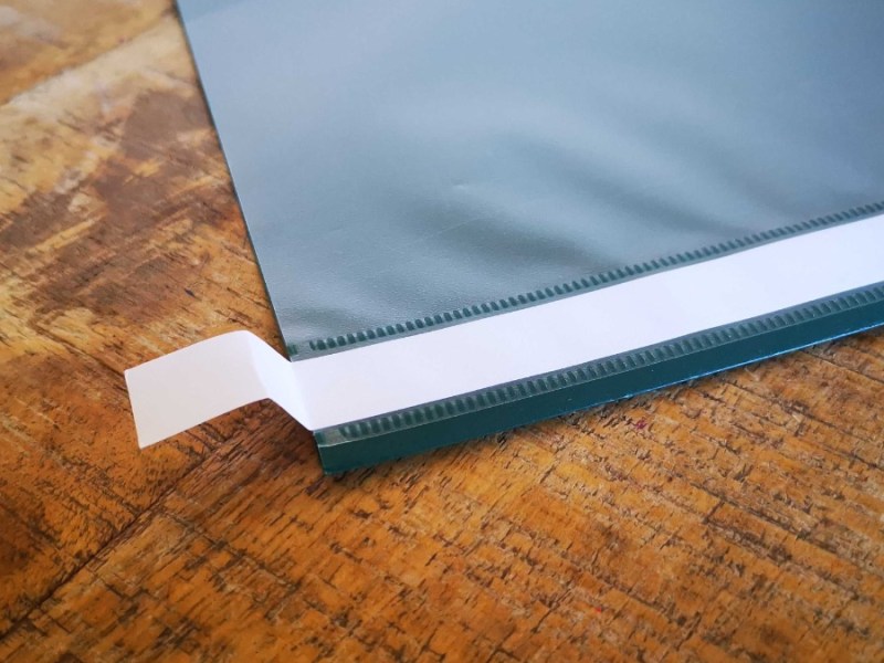 ein geknickter Papierstreifen in einem Schnellhefter