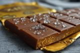 Eine Tafel Schokolade mit goldener Verpackung und Eiskristallen