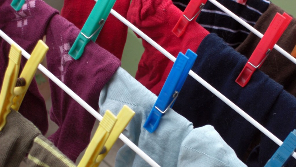 Socken auf der Wäscheleine.
