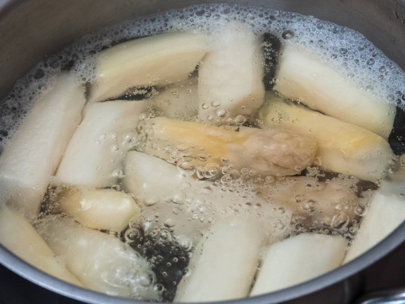 weißer Spargel kocht im Topf