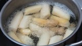 weißer Spargel kocht im Topf