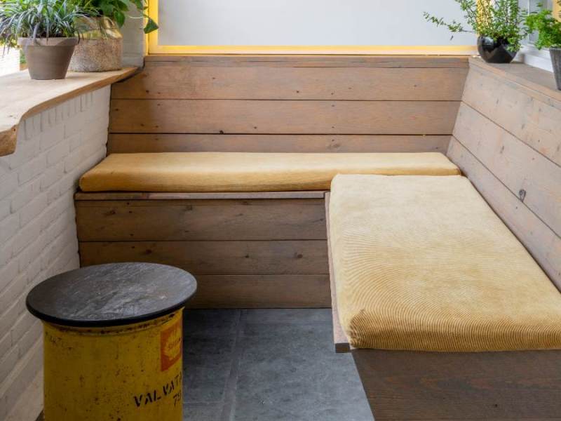 Eine Sitzbank auf einem Balkon.