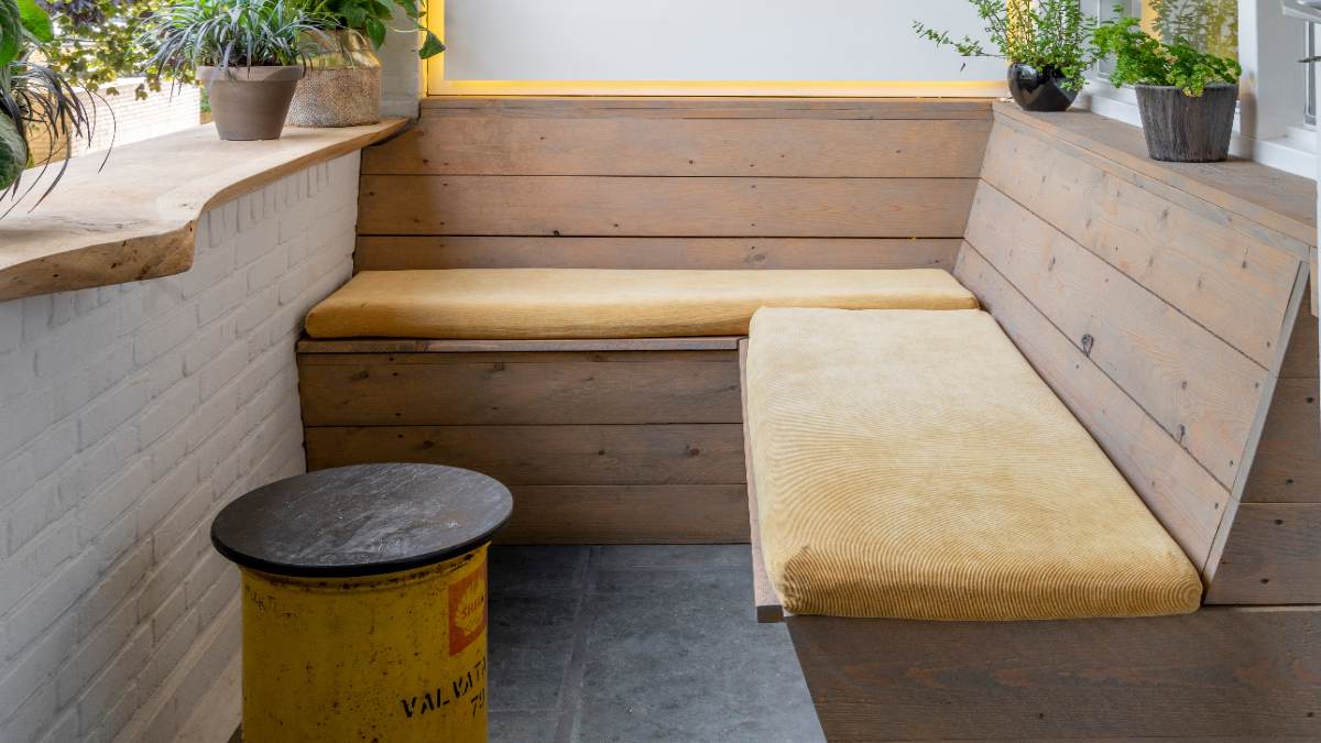 Eine Sitzbank auf einem Balkon.