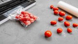 Tomaten werden luftdicht verschlossen.