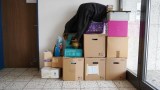 Umzugskartons stehen im Hausflur