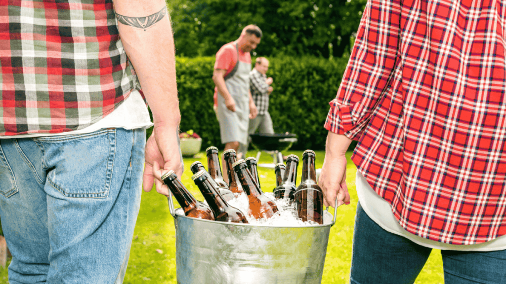 Vatertag, Männer mit Bier auf der Wiese