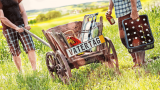 Vatertag, Männer mit Bier und Bollerwagen auf der Wiese