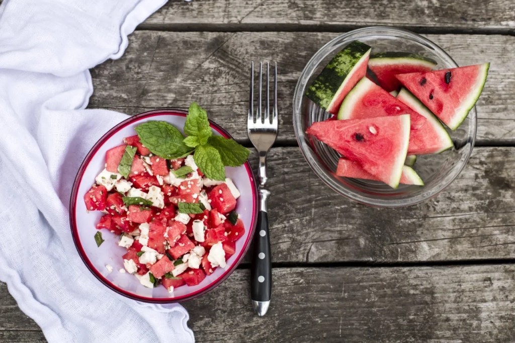 Frischer Wassermelonensalat mit Feta-Käse, Minze und Sesam