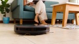 ein Saugroboter fährt durch ein Wohnzimmer