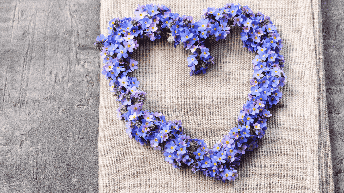 Blumenkranz in Herzform aus Vergissmeinnicht zum Muttertag