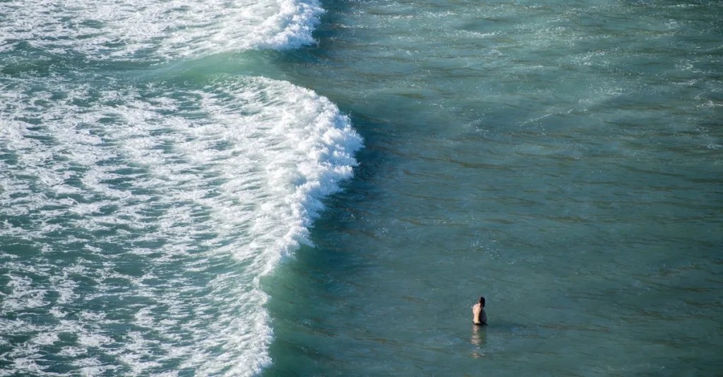 Schwimme bei einem Brandungsrückstrom parallel zum Strand!