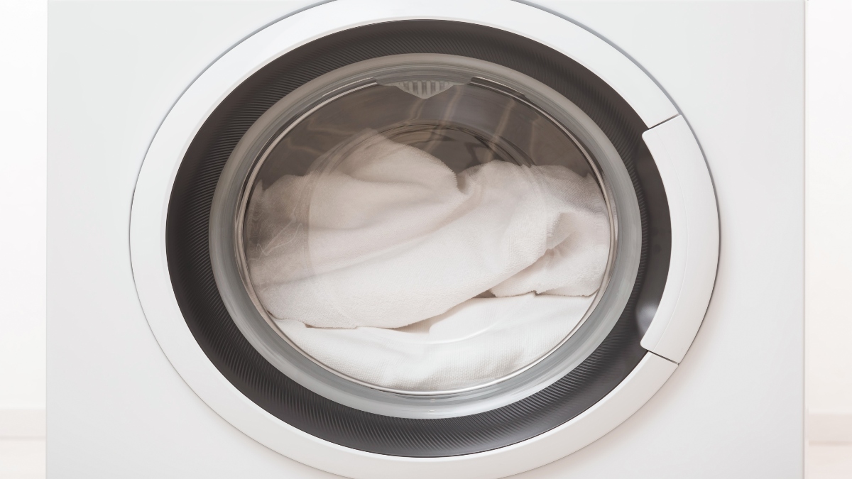 Eine Daunendecke wird gewaschen in einer Waschmaschine.