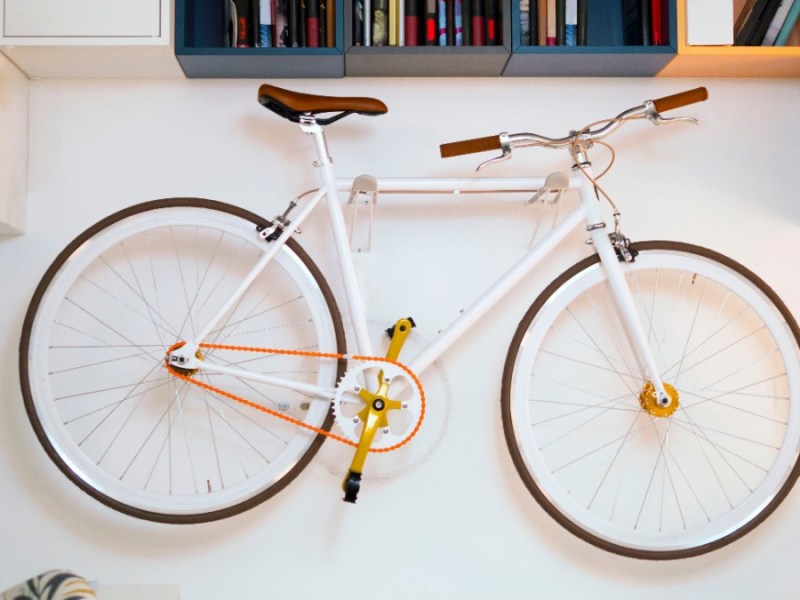 Fahrrad aufhängen: 4 geniale Lösungen für kleine Wohnungen