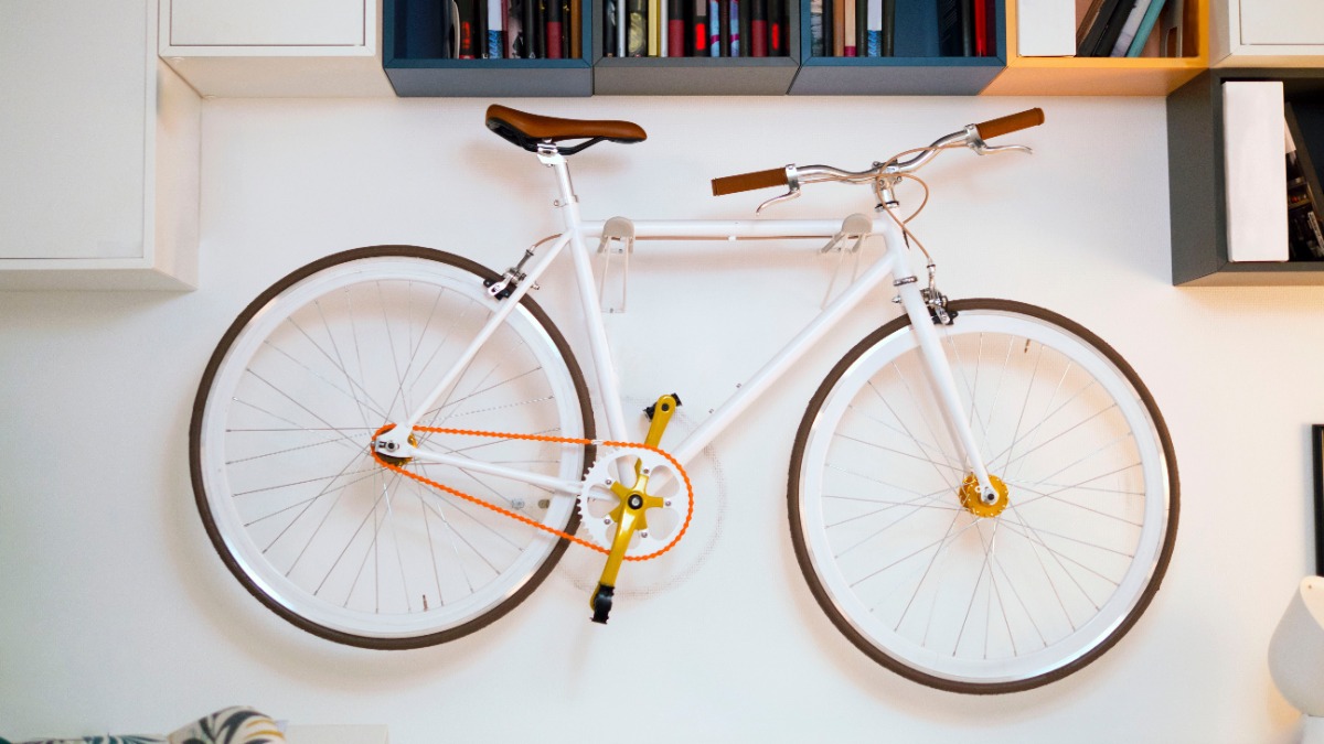 ein weißes Fahrrad hängt an einer Wand im Wohnzimmer