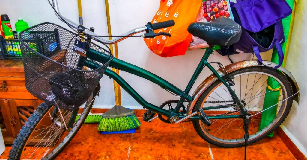 ein grünes Fahrrad steht im Flur einer Wohnung