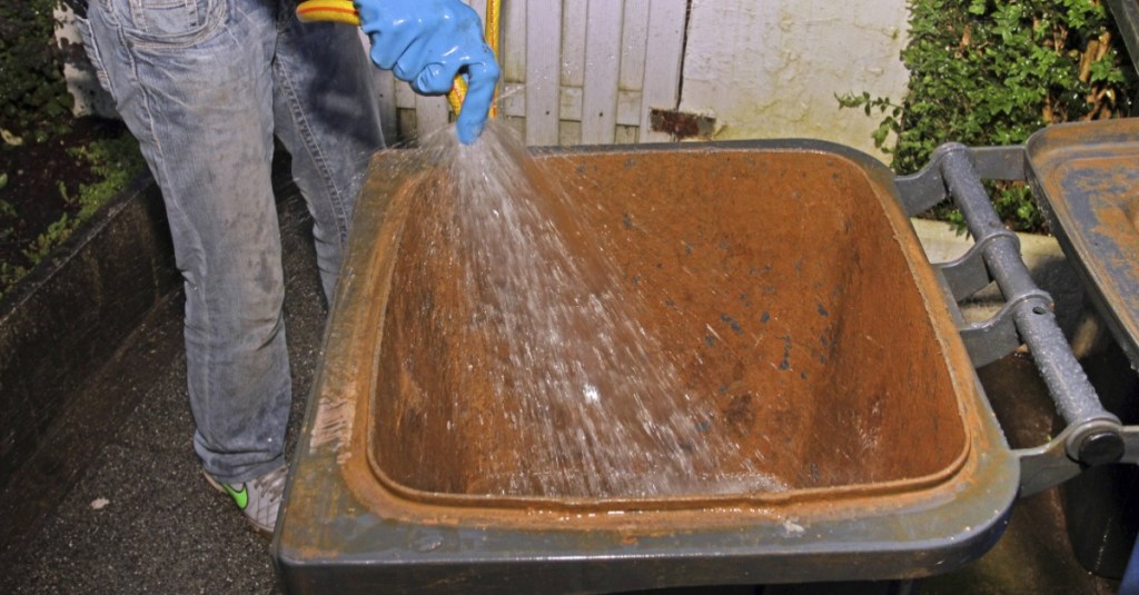 Mülltonne mit einem Gartenschlauch reinigen