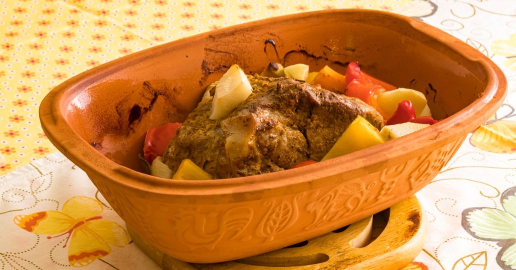 Römertopf reinigen: ein Schmorbraten im Tontopf