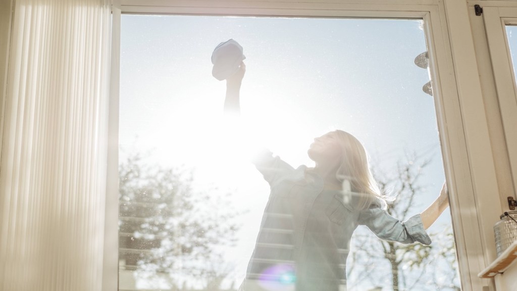7. Fenster sollte man vor allem bei Sonnenschein putzen.