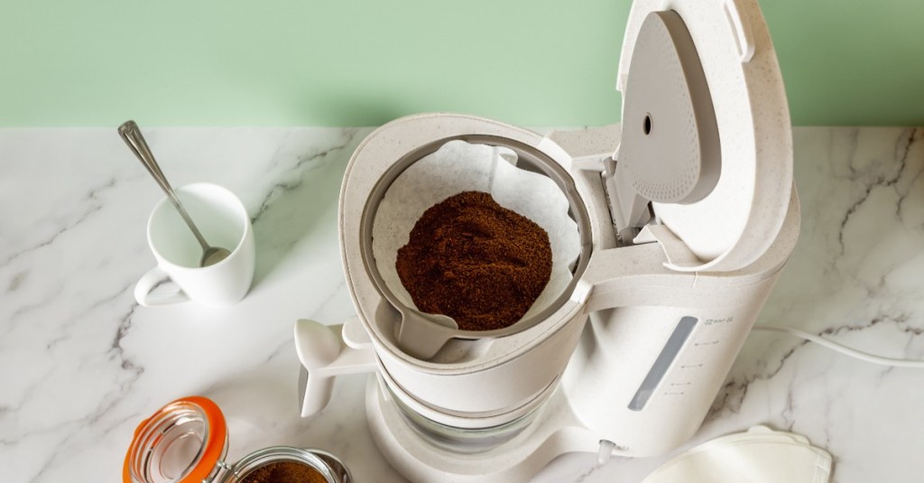 Filterkaffeemaschine entkalken: eine weiße Filterkaffeemaschine mit Kaffee
