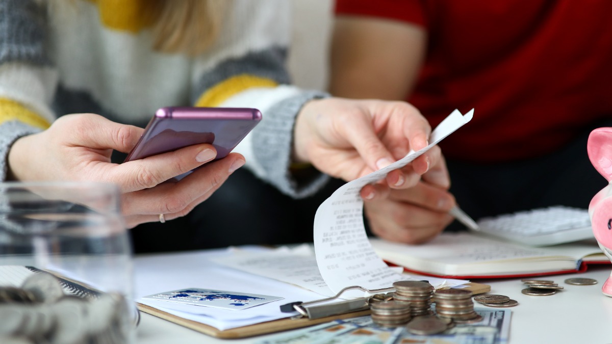 ein Pärchen verschafft sich einen Überblick über seine Finanzen