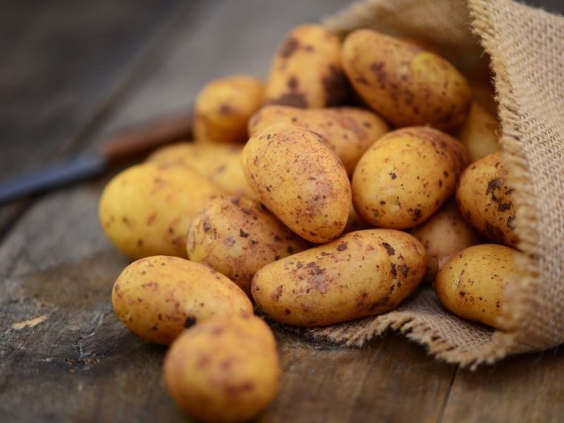 Ein Sack Kartoffeln liegt auf dem Tisch.