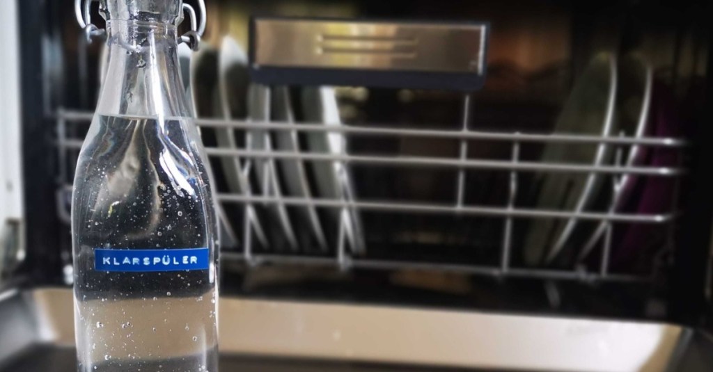 Klarspüler zum selber machen in einer Glasflasche