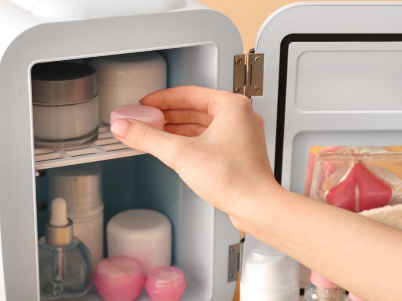 Kosmetik im Kühlschrank: Genialer Trick steigert den Schönheitseffekt