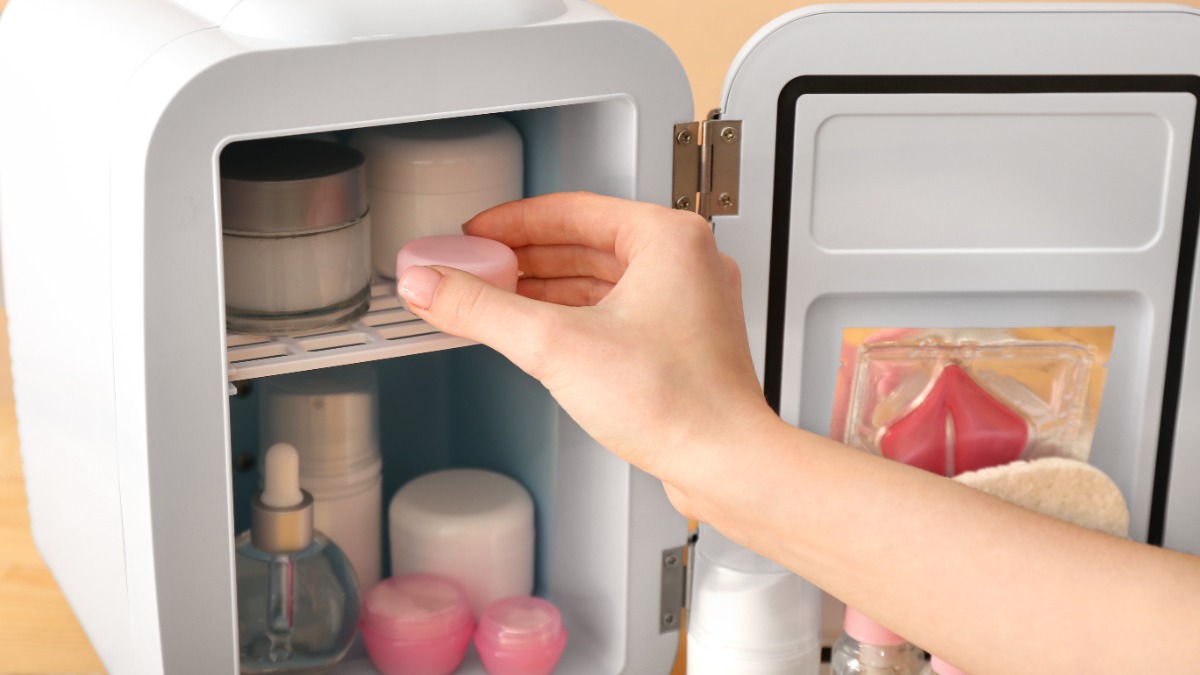ein kleiner Kühlschrank für Kosmetikprodukte